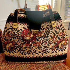 Vintage Carpet Bag  medium sized & great condition!!